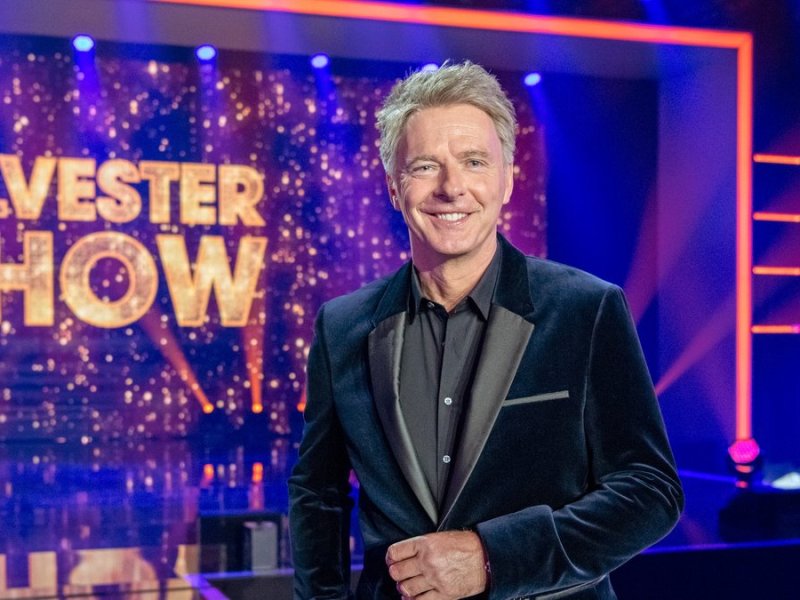 "Die Silvester Show mit Jörg Pilawa": Moderator Jörg Pilawa begrüßt viele musikalische Gäste.. © BR/ORF/Sascha Baumann