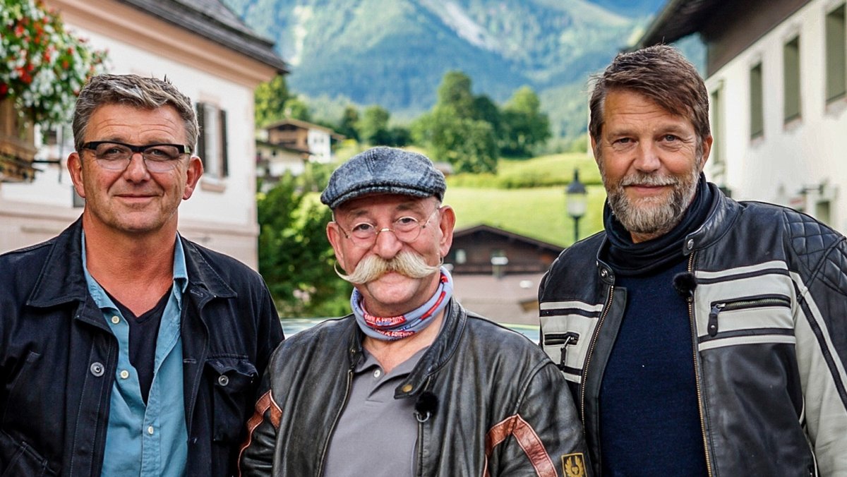 Horst Lichter (M.) reist mit Kai Wiesinger (r.) zu Hans Sigl.. © ZDF/Sven Bittner