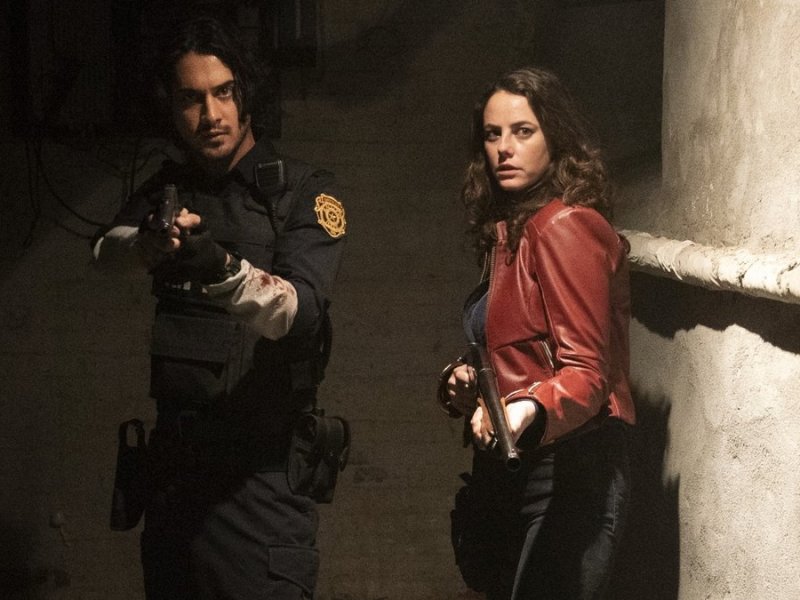 Leon S. Kennedy (Avan Jogia) und Claire Redfield (Kaya Scodelario) in "Resident Evil: Welcome to Raccoon City". © © 2021 Constantin Film Verleih GmbH