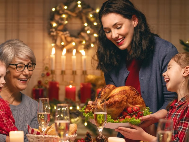 Auf den weihnachtlichen Festschmaus freuen sich Familien das ganze Jahr.. © Yuganov Konstantin/Shutterstock.com