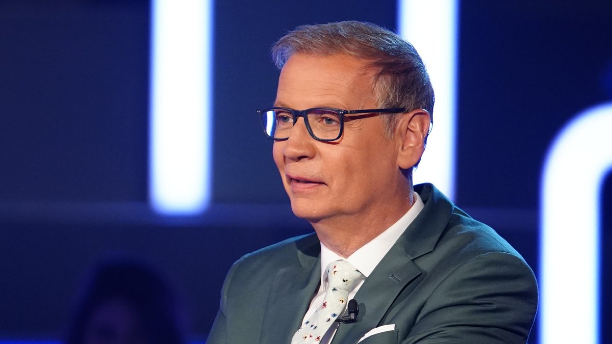 Günther Jauch darf die 83-jährige Renate Muddemann bei "Wer wird Millionär?" begrüßen.. © RTL / Stefan Gregorowius