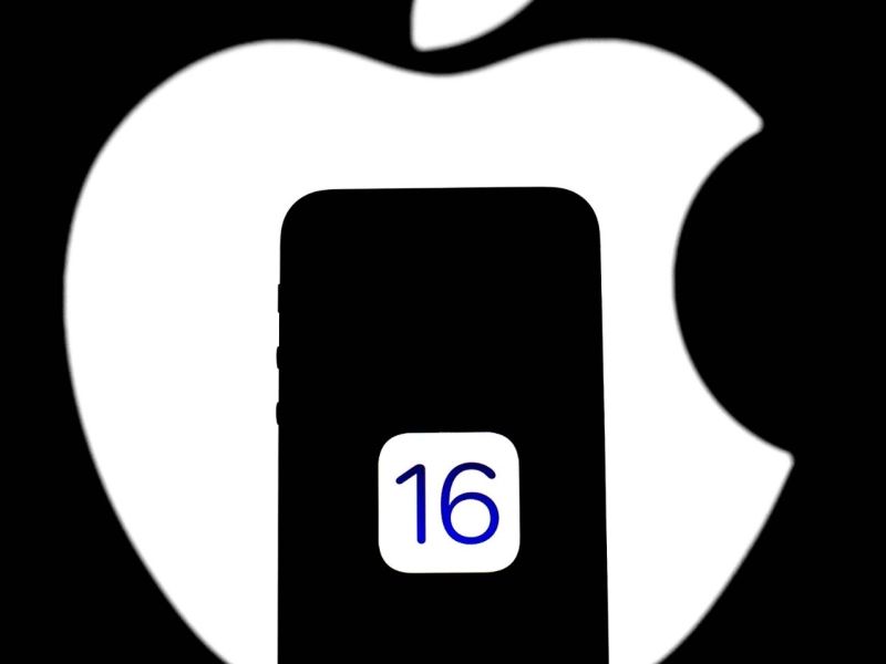 iOS 16 vor Apple-Logo.