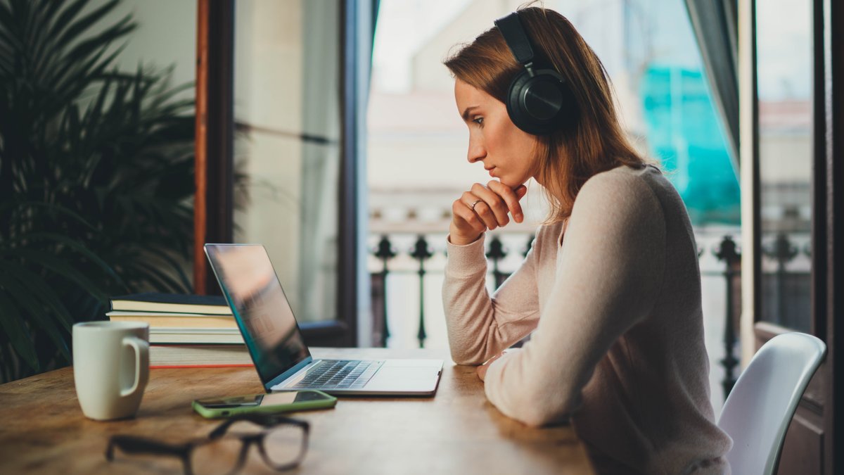 Online-Sprachkurse gibt es für Gruppen oder Einzelpersonen.. © ImYanis/Shutterstock.com