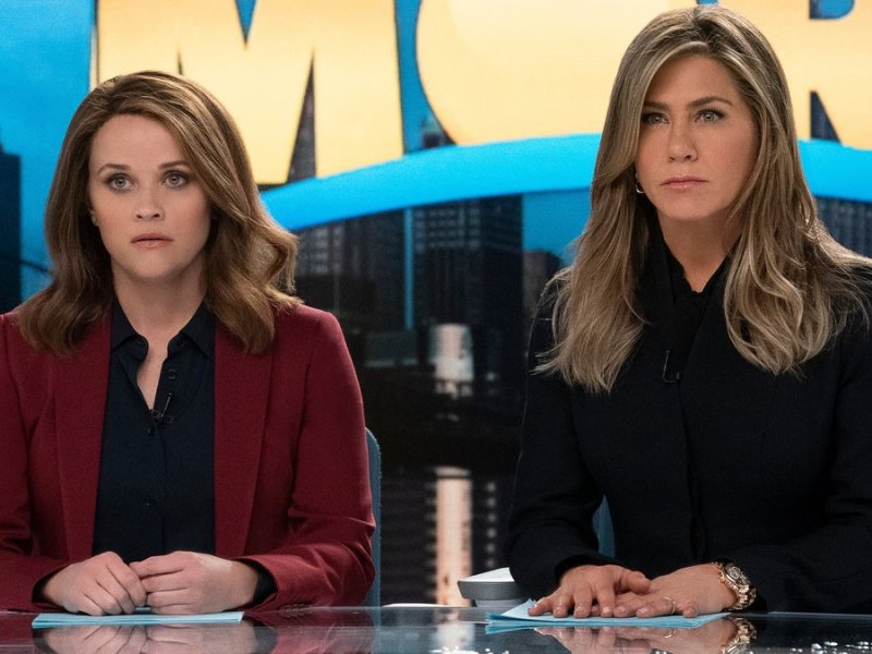 Werden auch in einer dritten Staffel im "The Morning Show"-Studio gemeinsam Platz nehmen: Reese Witherspoon (l.) und Jennifer Aniston.. © Apple TV+