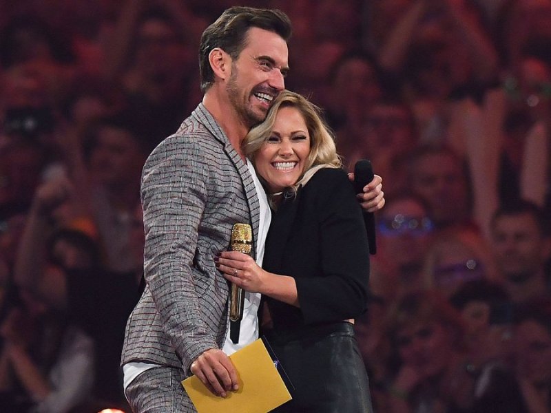 Ein emotionaler Moment für Florian Silbereisen: Helene Fischer überrascht den Moderator 2019 in seiner Show "Schlagerbooom".. © imago/Revierfoto