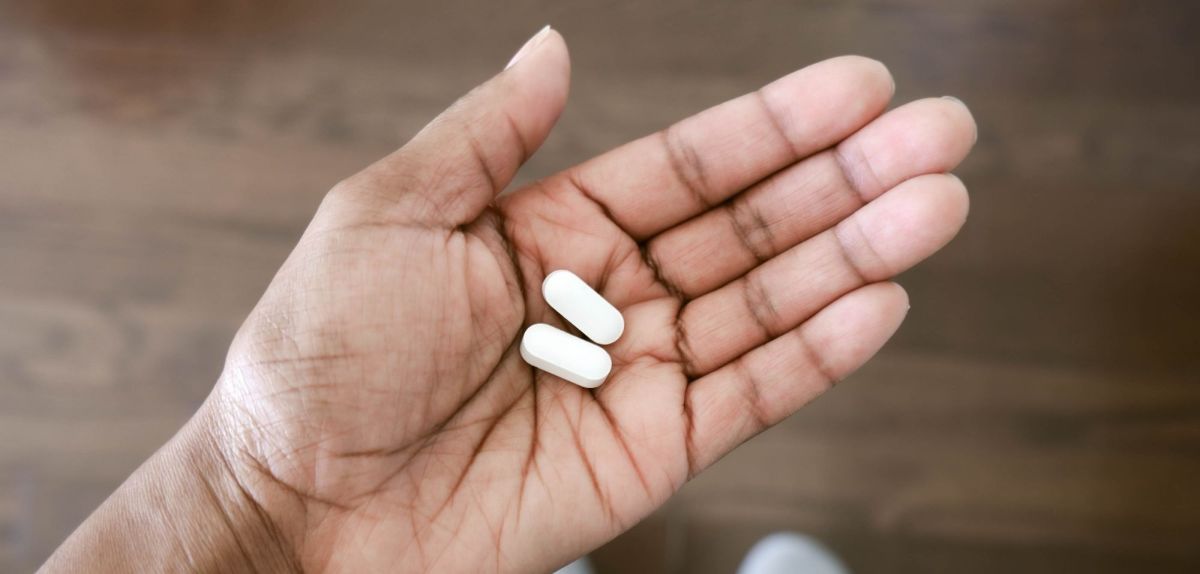 Schmerztabletten in einer Hand