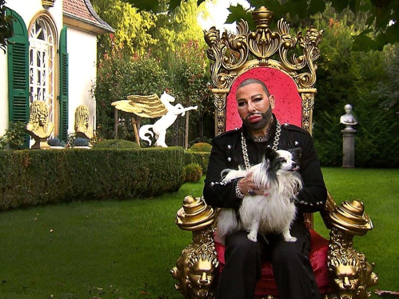 Designer Harald Glööckler mit seinem Hund Billy King.. © RTL / Endemol Shine