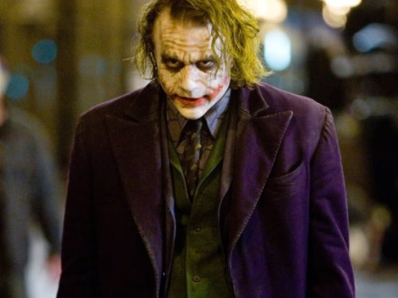 "The Dark Knight": Der Joker (Heath Ledger) fordert Batman zum Duell.. © Warner Bros