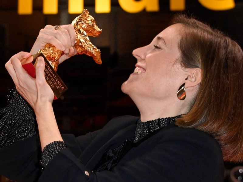 Carla Simón mit dem Goldenen Bären für den besten Film.. © imago images/Future Image