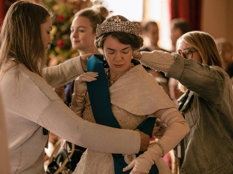 "The Crown"-Szenenbild mit einem Diadem.. © Robert Viglasky / Netflix