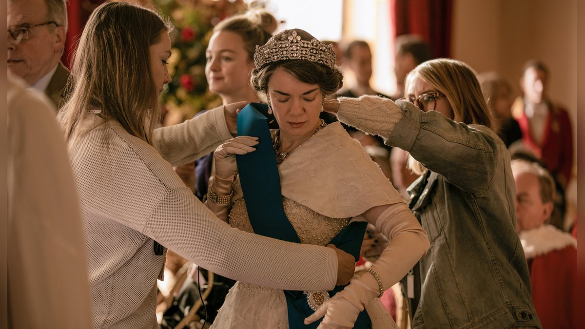 "The Crown"-Szenenbild mit einem Diadem.. © Robert Viglasky / Netflix