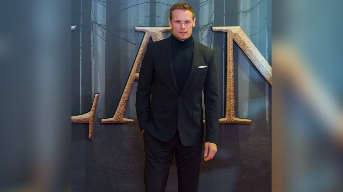 Sam Heughan posierte bei der "Outlander"-Premiere allein für die Fotografen.. © imago/NurPhoto