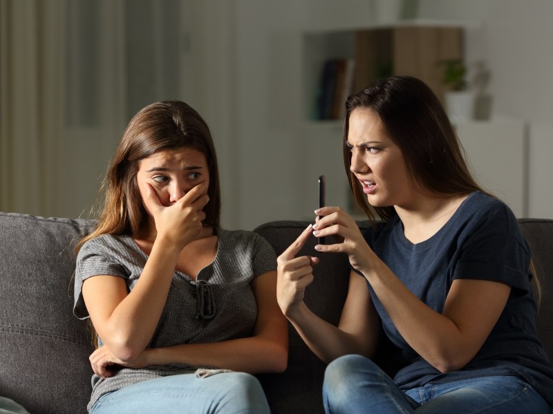 Frauen am Handy peinlich berührt