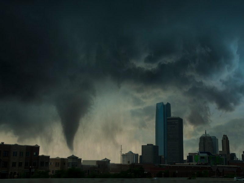 Sturm/Tornado über Stadt