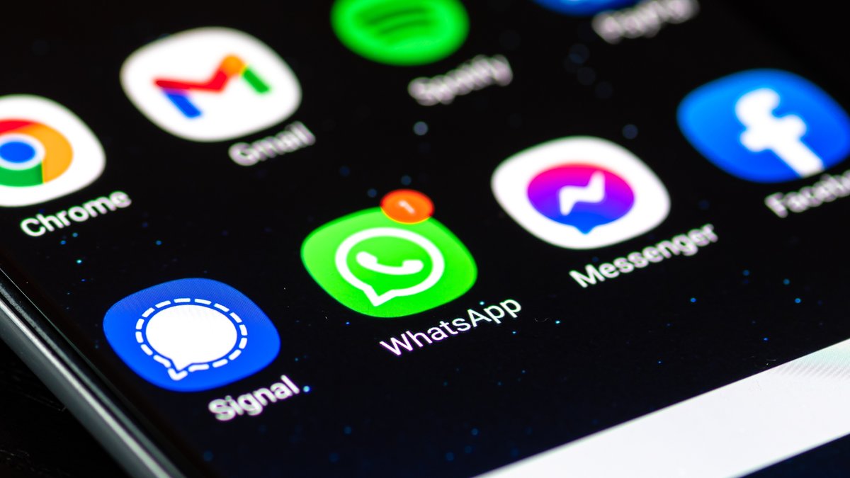 Viele Nutzerinnen und Nutzer setzen auf mehrere Messenger-Apps gleichzeitig.. © Michele Ursi/Shutterstock.com