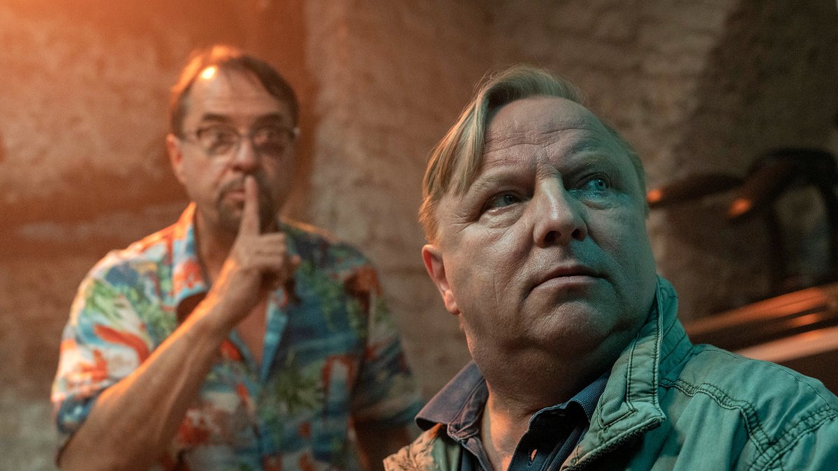 "Tatort: Propheteus": Prof. Karl-Friedrich Boerne (Jan Josef Liefers) und Kommissar Frank Thiel (Axel Prahl) in ihrem Kellerversteck.. © WDR/Bavaria Fiction GmbH/Thomas