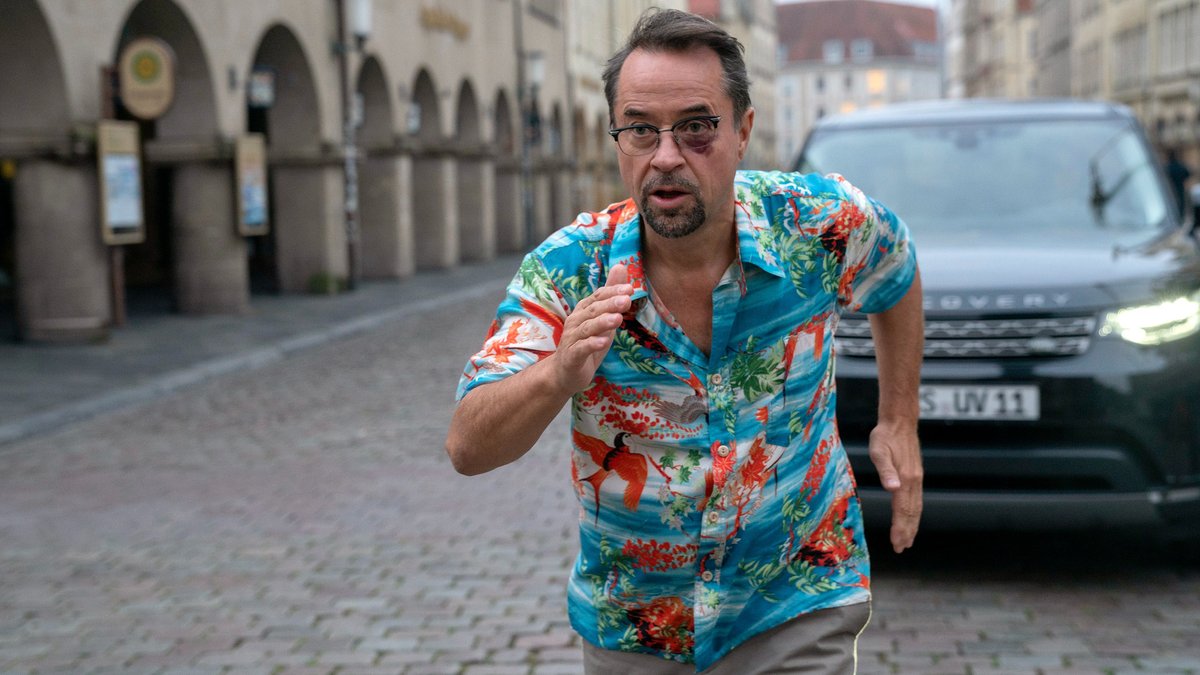 Prof. Dr. Dr. Karl-Friedrich Boerne (Jan Josef Liefers) im Hawaiihemd war nicht das Skurrilste im neuen Münster-"Tatort".. © WDR/Bavaria Fiction GmbH/Thomas Kost