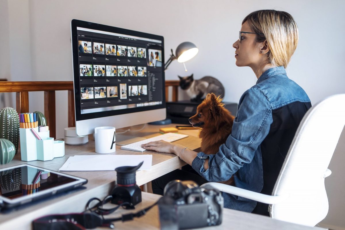 Frau arbeitet am Computer