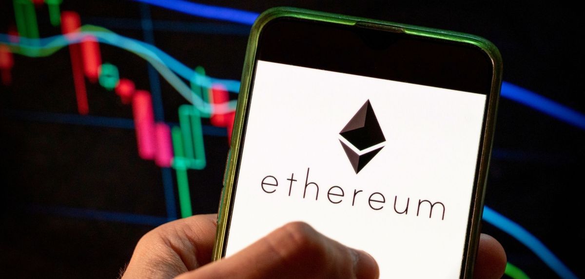 Ethereum-Logo auf einem Smartphone