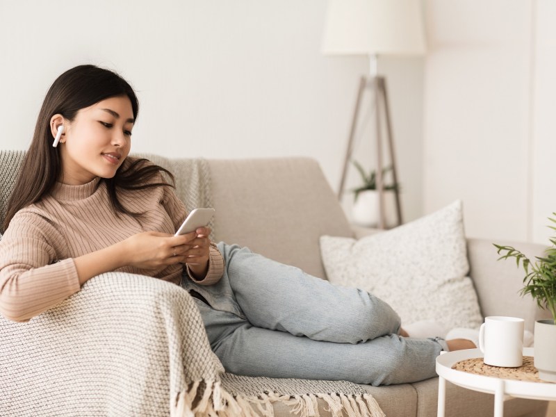 Frau mit Airpods wartet auf Airpods Pro 2