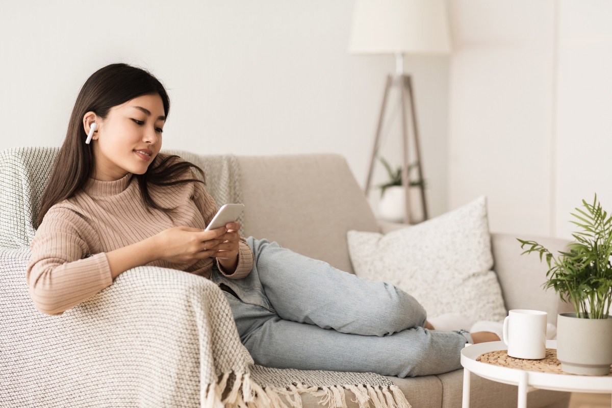 Frau mit Airpods wartet auf Airpods Pro 2