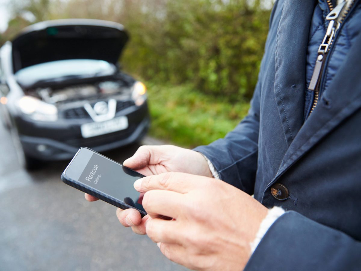 Autopanne Person mit Handy in Hand