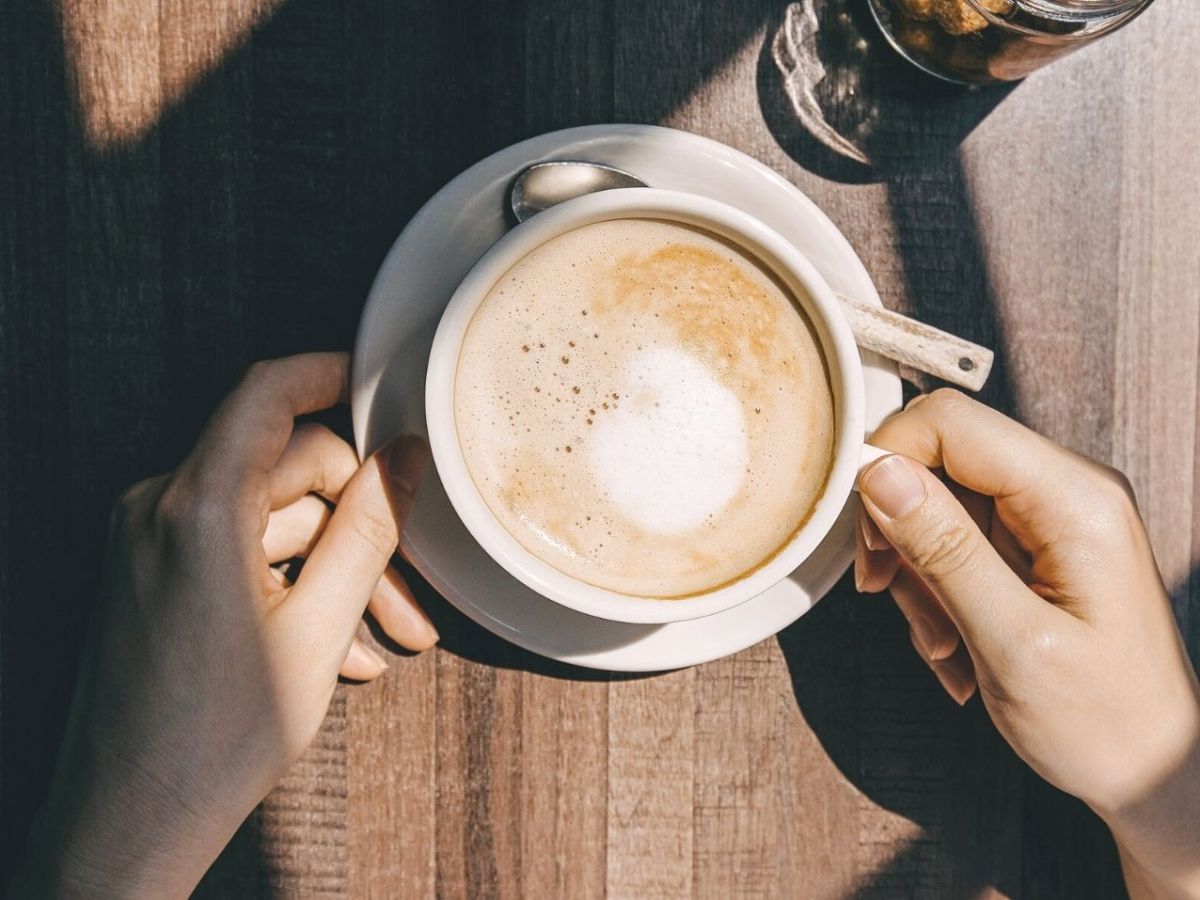 Kaffee mit Milch.