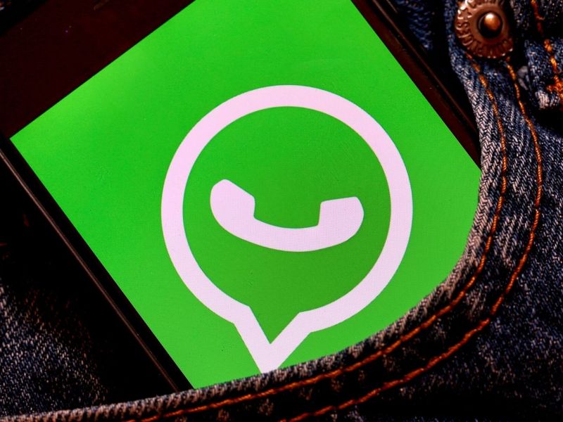 WhatsApp (Logo) auf einem Smartphone in einer Hosentasche