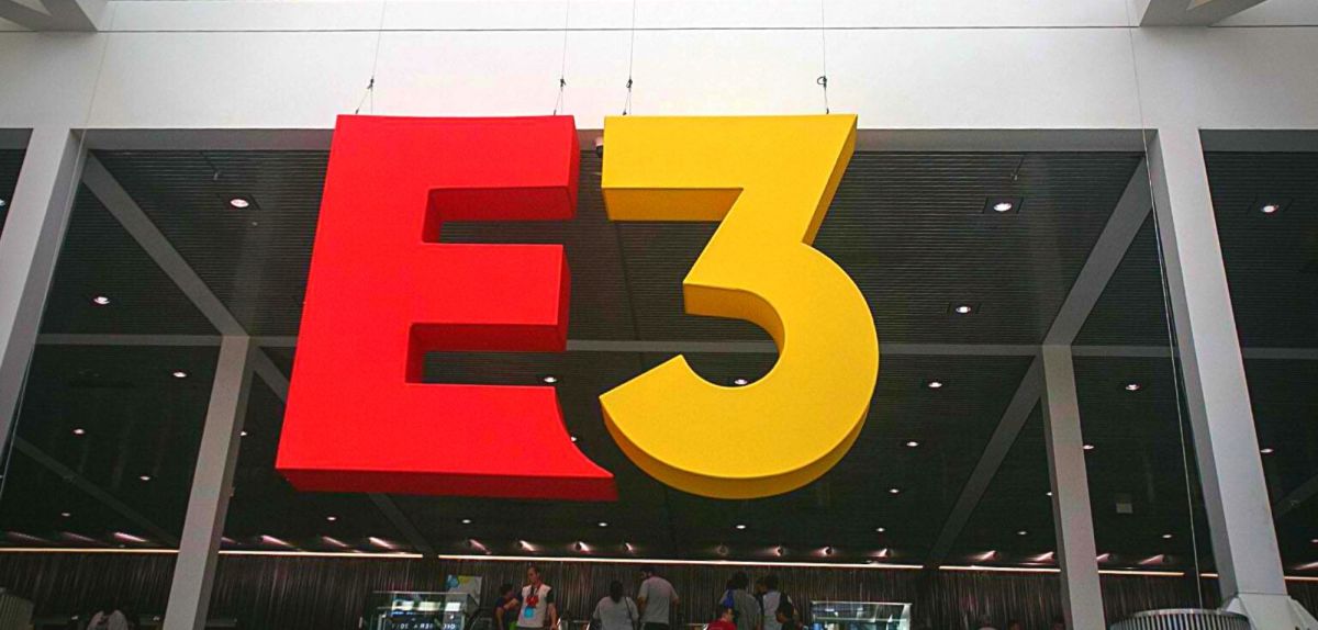 Logo der E3 an einem Gebäude.