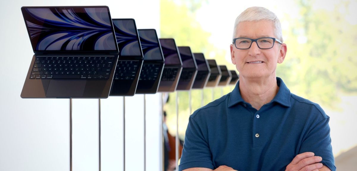 Tim Cook neben neuen MacBooks