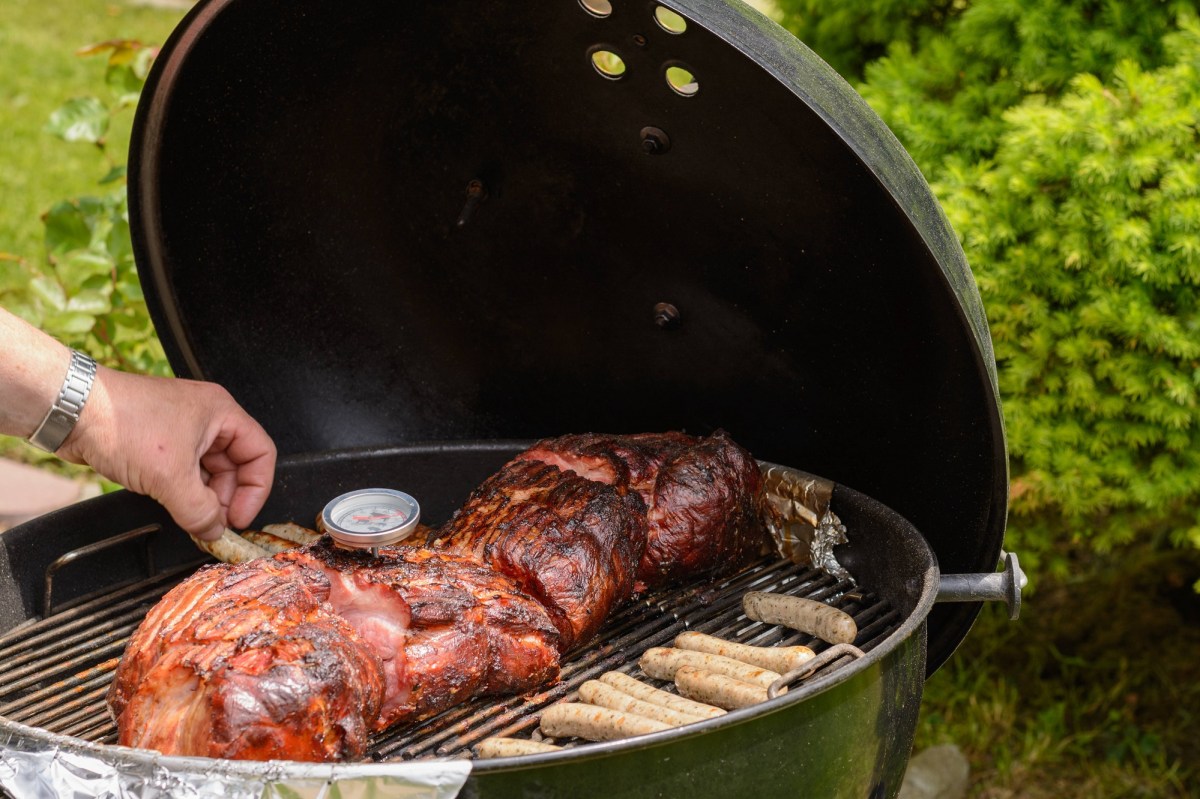 Grillthermometer im Fleisch