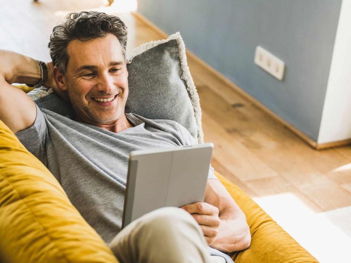 Mann überlegt, ob er seinen iPad Akku tauschen will