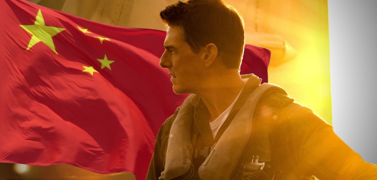 Tom Cruise als Maverick in Top Gun 2 vor einer chinesischen Flagge.