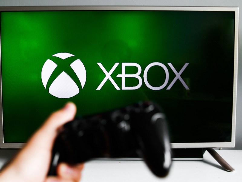 Xbox-Controller und Fernseher mit dem Xbos-Schriftzug