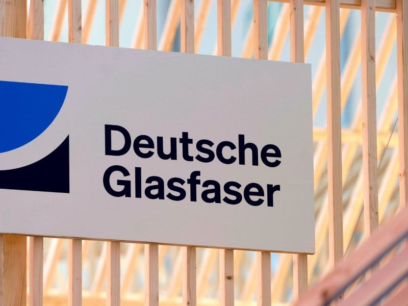 Logo der Deutschen Glasfaser an einem Gerüst.