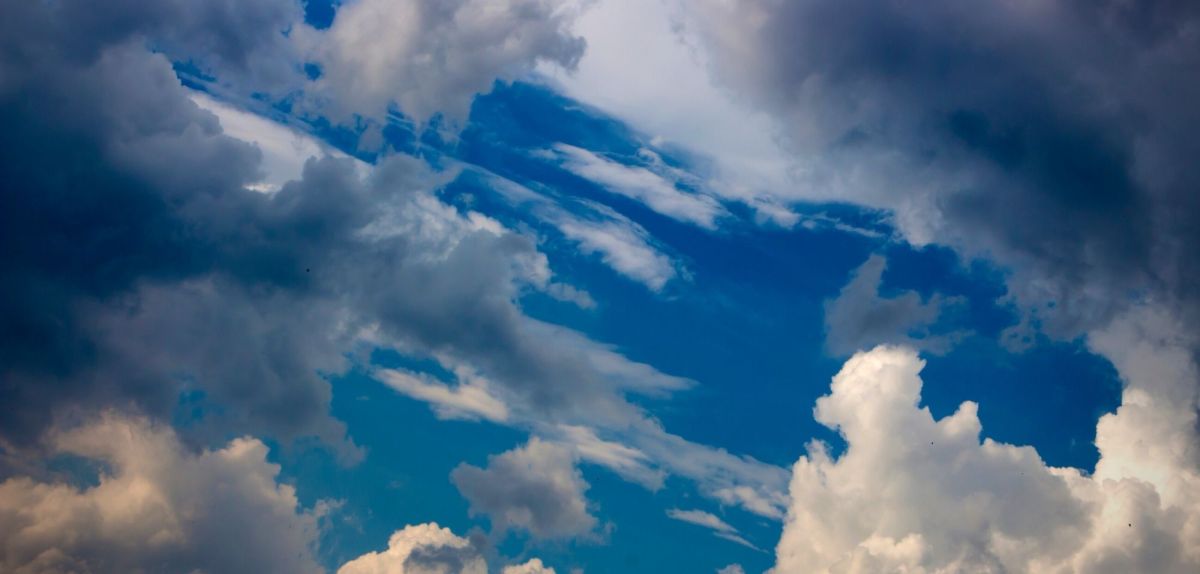 Weiße einsame Wolke, im Hintergrund der blaue Himmel