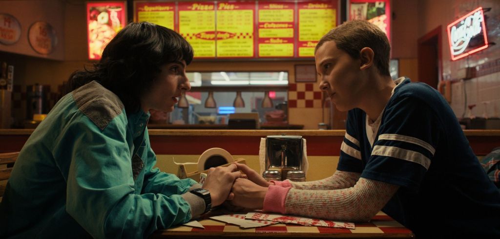 Finn Wolfhard und Millie Bobby Brown in der vierten Staffel "Stranger Things".