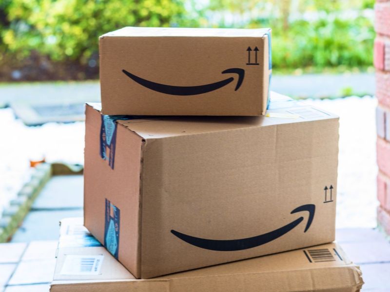 Amazon-Pakete auf einer Türschwelle