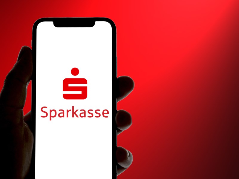 Sparkasse-Logo auf dem Handy-Display