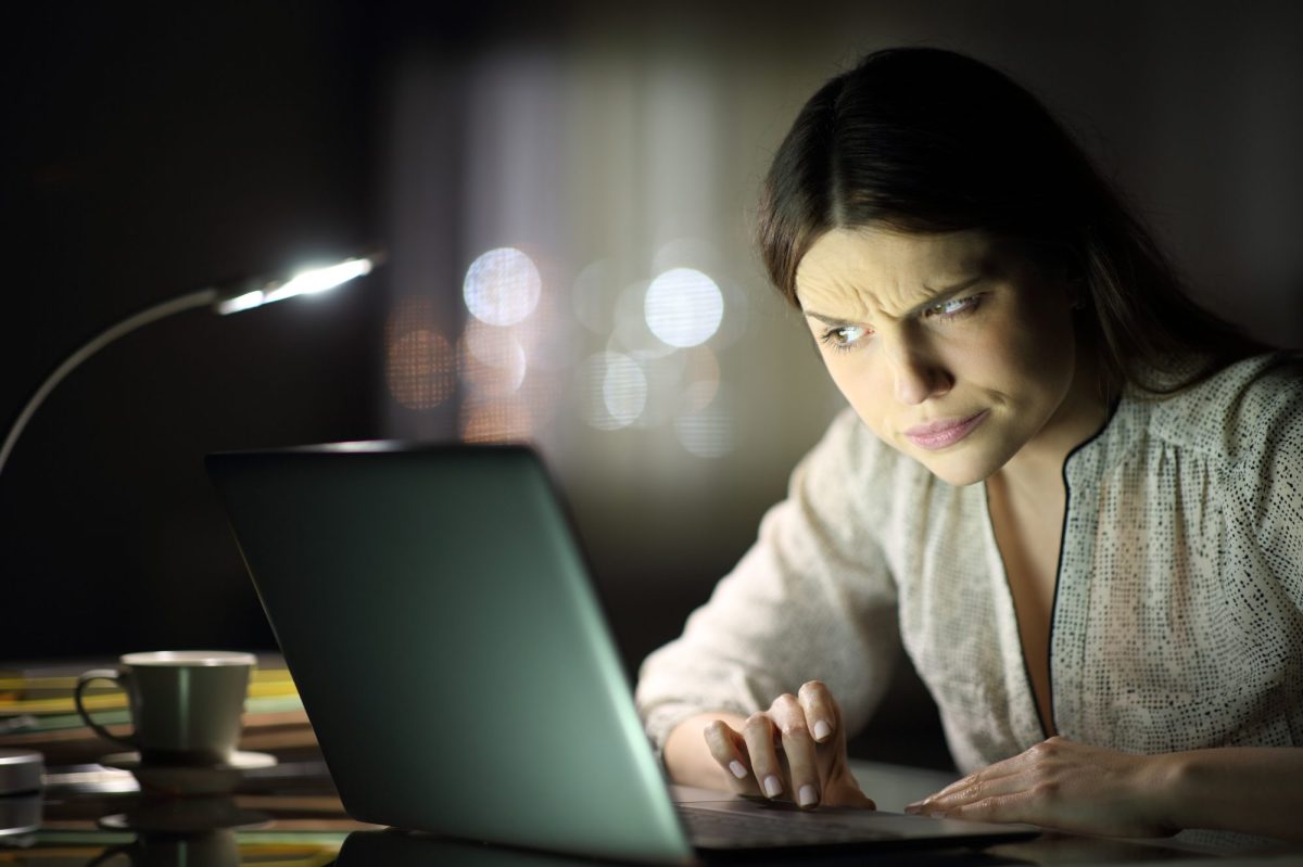 Frau skeptisch am Laptop