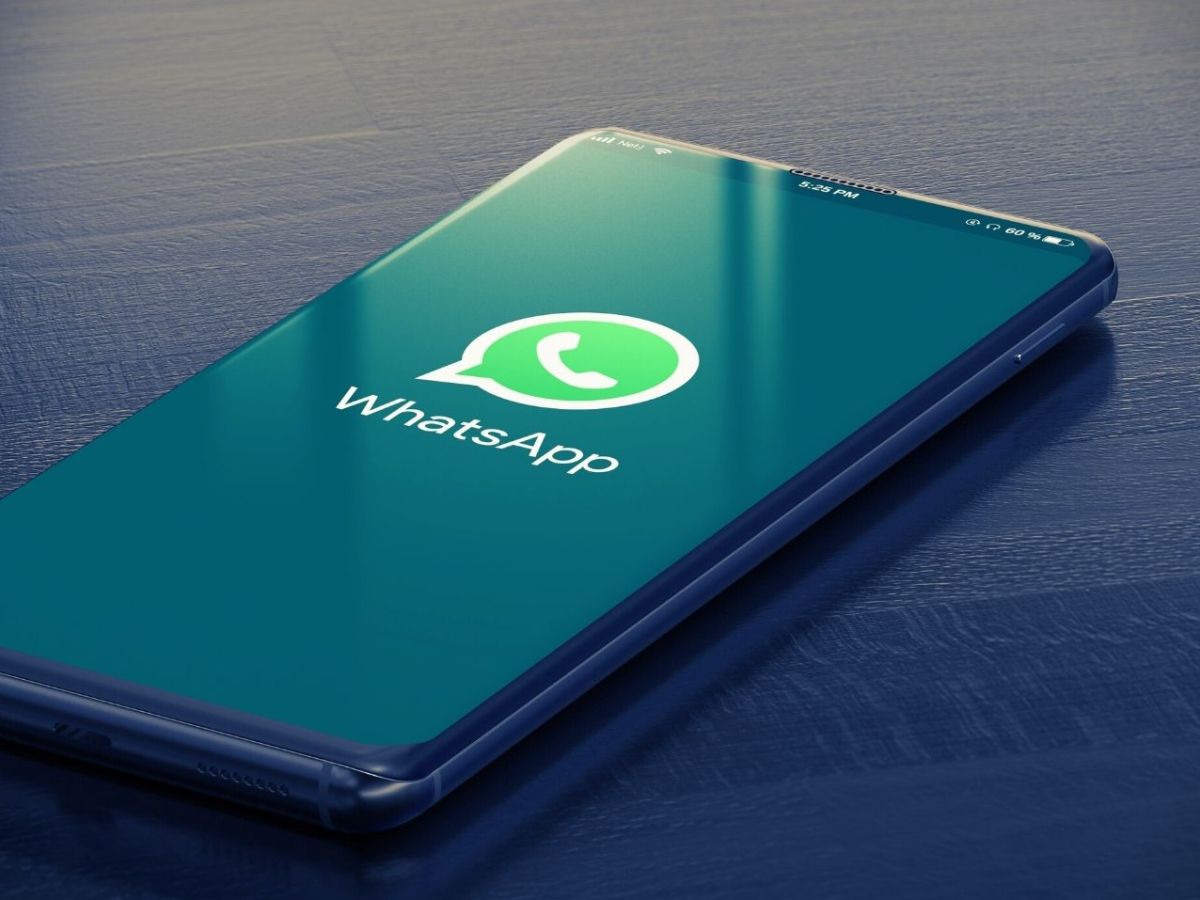 Smartphone mit WhatsApp-Logo