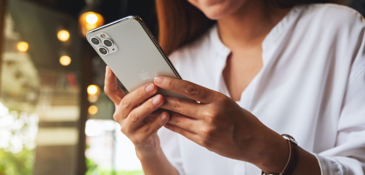 Frau hält iPhone