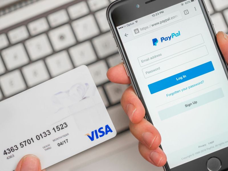 Smartphone mit PayPal-Anwendung und Kreditkarte