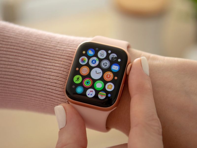 Eine Apple Watch an einem Handgelenk.