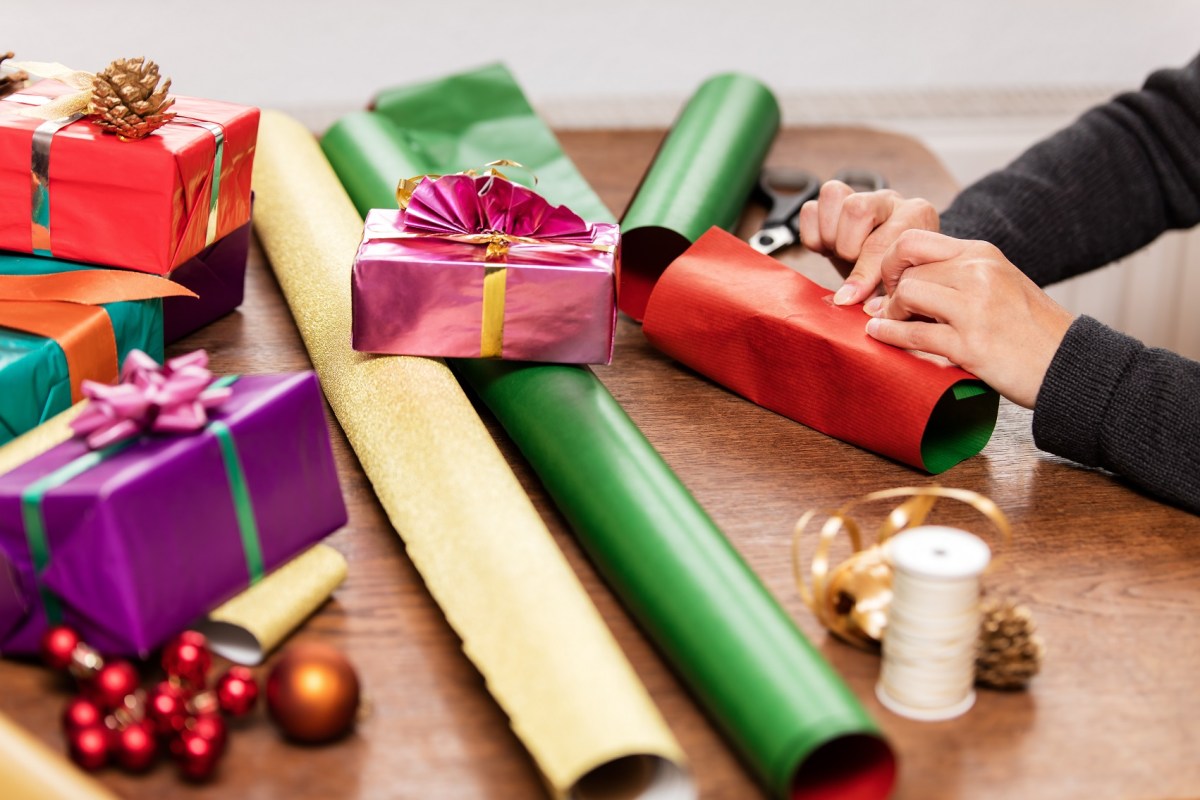 Frau verpackt Geschenke