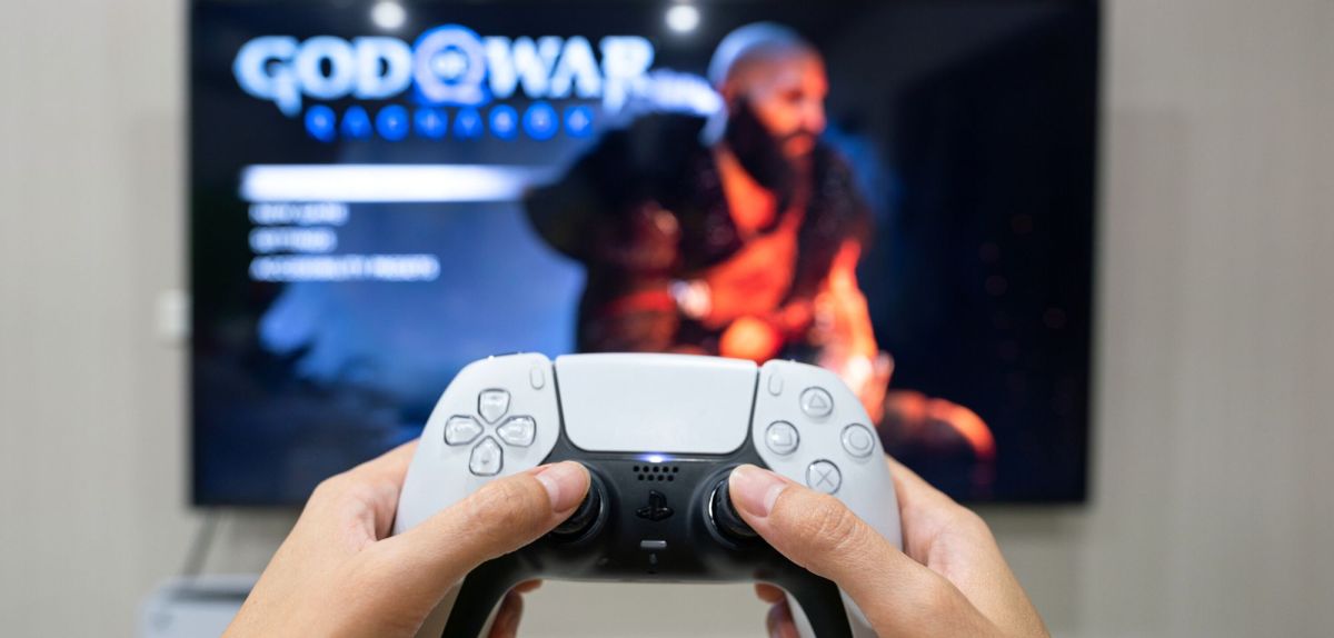 God of War Ragnarök mit Controller im Vordergrund