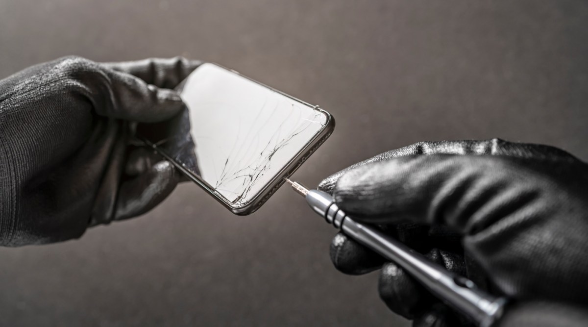 Person repariert ein Handy, dessen Display kaputt ist
