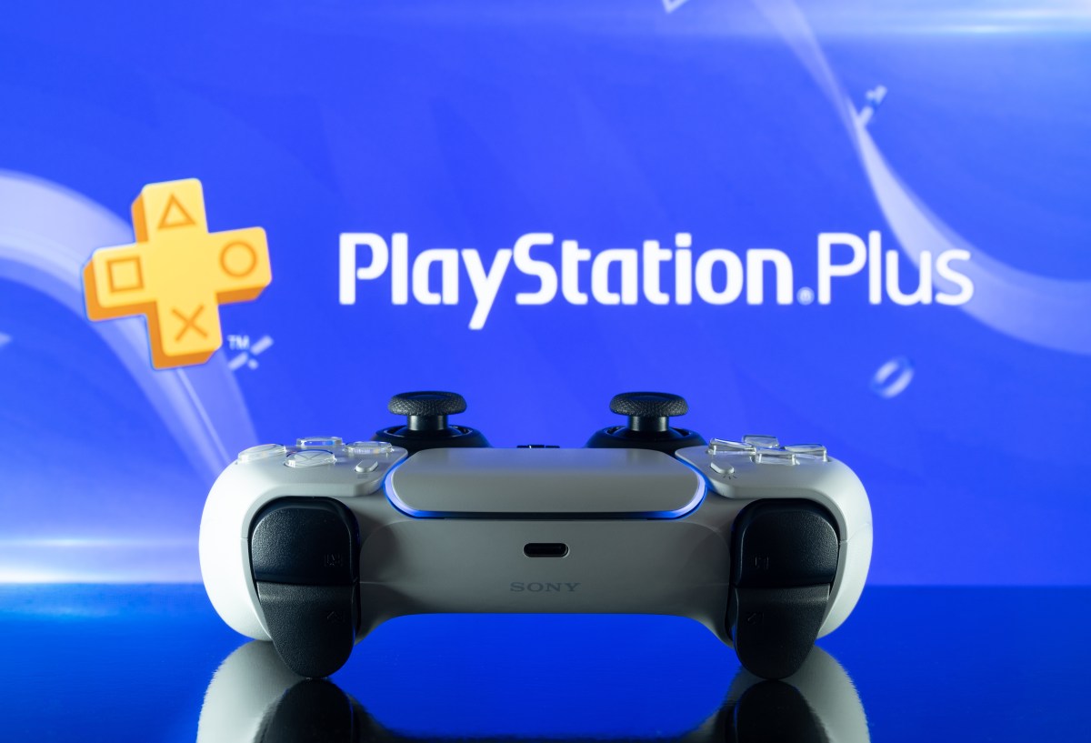 Neue PS Plus Spiele Controller vor Logo