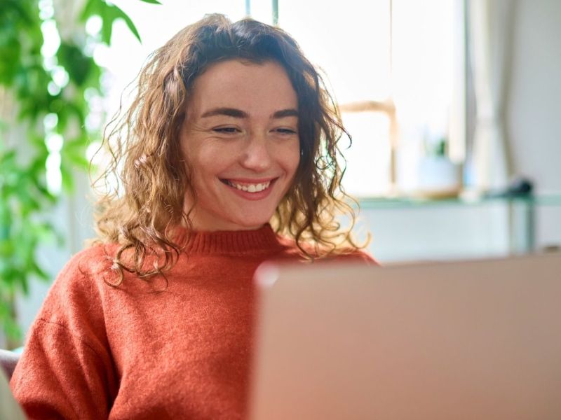 Frau vor einem Laptop