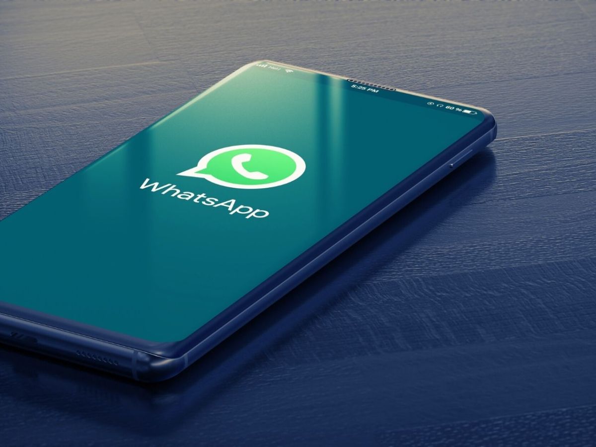 WhatsApp-Logo auf einem Smartphone.